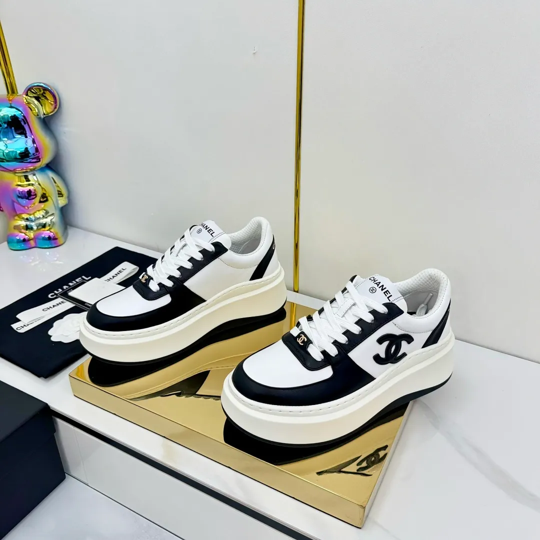 👟👟Ex-factory price 600👟👟 Upgraded version, upgraded version, upgraded version! No rebuttal accepted! ! ! ! Chanel Chanel panda shoes! 2025 counter's top casual sports shoes. This classic design; the upper is electro-embroidered with a variety of techniques; the outsole is fashionable and sporty; the unusual inclusion of a variety of color matching elements... The diversified mix and match is very good-looking and versatile, and can be used for leisure, fashion, sports, and outdoor... ꫛꫀꪝ Go➫ Materials: ❶Upper made of: original imported first-layer silk cowhide + original waterproof cloth + original first-layer cowhide ❷Inner lining: Original Yangli+Net ❸Outsole based on: Original TPU combination outsole Counter boutique packaging complete set for women 35–41 👉 👉 👉 👉 👉
